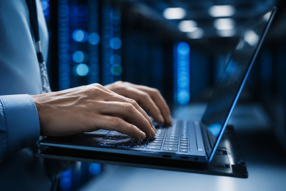 Especialista trabalhando em um data center